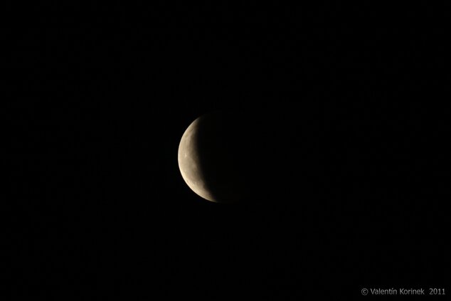 Mesiac vychádza z tieňa: Canon 500D + Obj. Equinox 500mm 4.00 - ISO 100 + filter LBA AP CS3