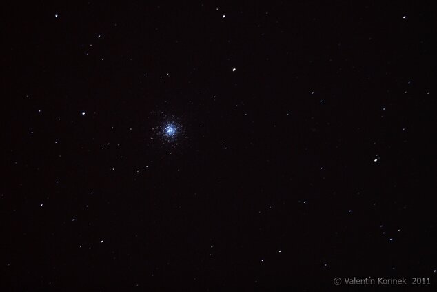 Guľová hviezdokopa M13: Súhvezdie Herkules, Canon 500D + Newton 203x900, Exp. 90s, 26.8.2011