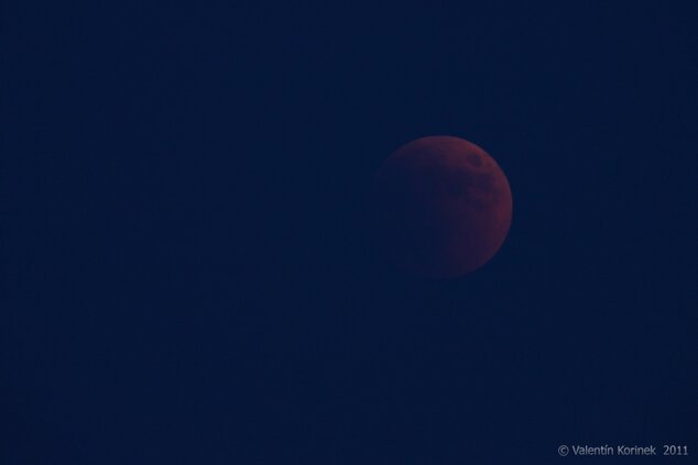 Mesiac v úplnom tieni krátko po východe: Canon 500D+Obj - Equinox 500mm 1.28 + filter LBA AP CS3