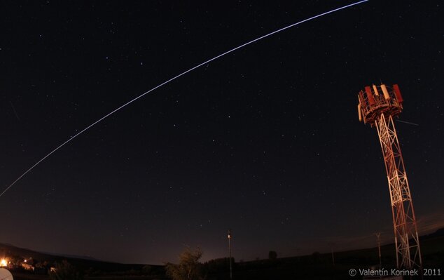 Prelet ISS 20.8.2011 20.35UT: Canon 500D, FishEye 15mm, Kont. snímanie 3 hod, Exp 15s