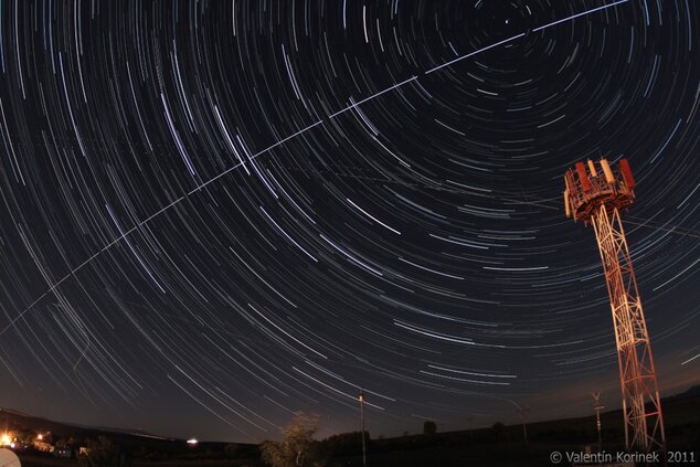 StartRail s preletom ISS 20.8.2011: Canon 500D, FishEye 15mm, Kont. snímanie 3 hod, Exp 15s