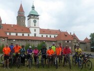 Ebicyklisti pre hradom Bouzov